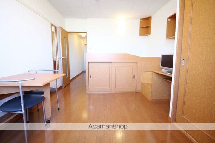 レオパレスメゾンアジュール213の居間