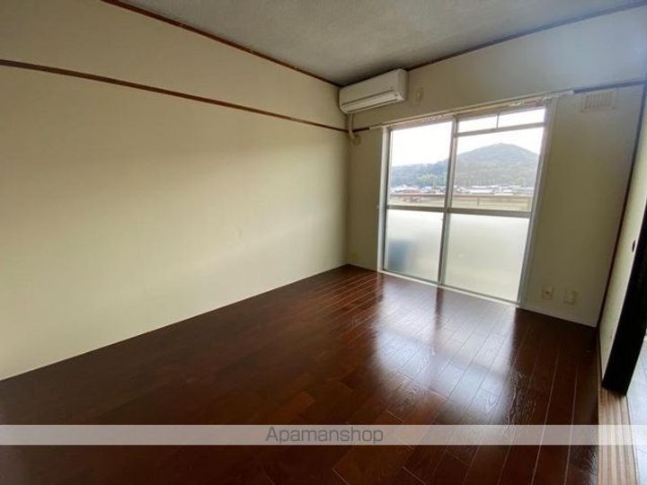 ヴィラナリー長尾 1号棟103の居間