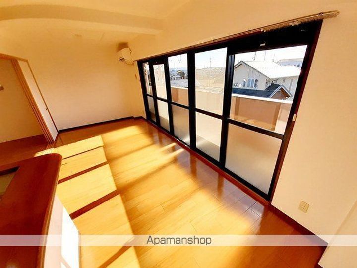 岐阜県本巣郡北方町柱本2丁目の賃貸マンションの居間