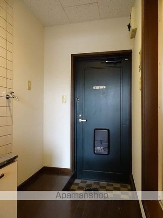 ホワイトキャッスル遠見塚7番館の玄関