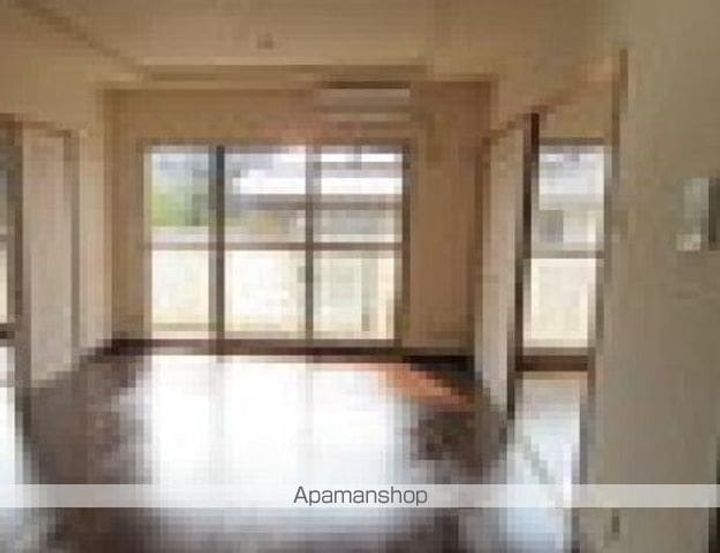 香川県高松市屋島西町の賃貸マンションの居間