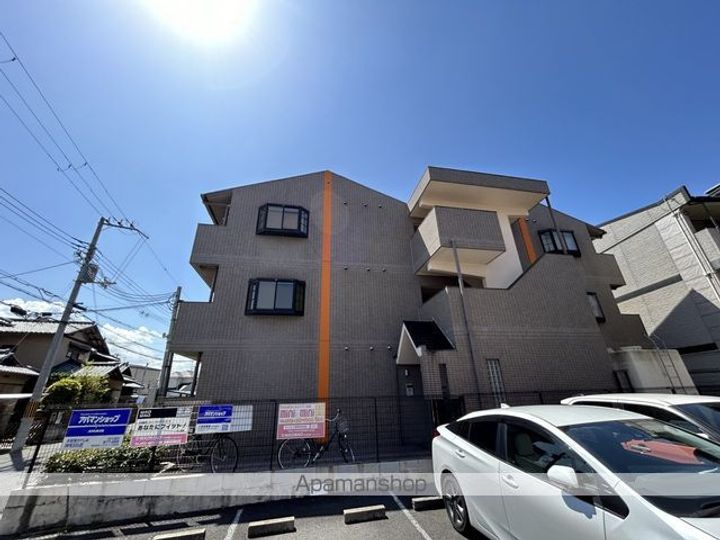 ドミール小松里の外観