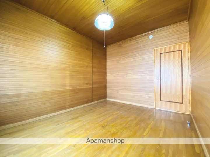 ファミール高野 1号館2F右の内装