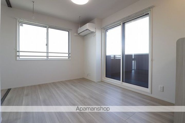 東京都福生市加美平2丁目の賃貸アパートの居間