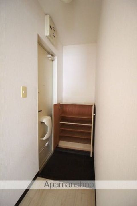 岡山県岡山市東区松新町の賃貸アパートの玄関