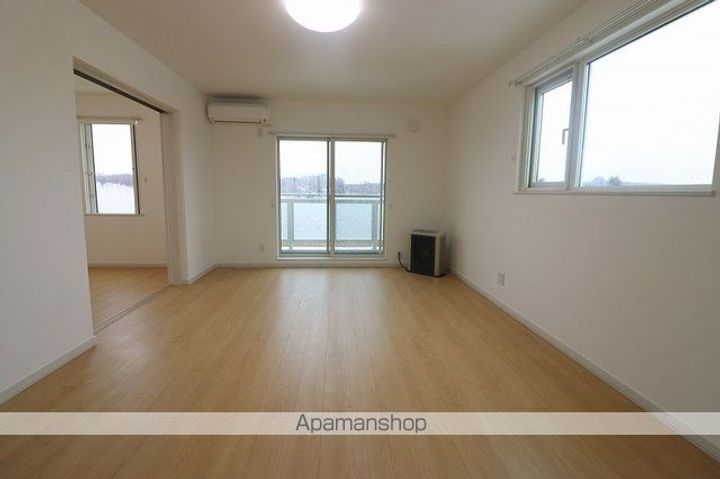 北海道勇払郡厚真町京町の賃貸アパートの居間