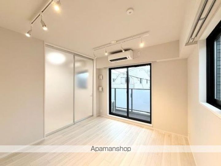 東京都中野区中野1丁目の賃貸マンションの居間