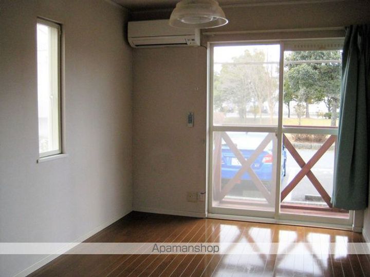 ベルエアガーデンC棟102の居間