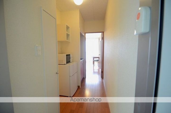 レオパレス秀102の玄関