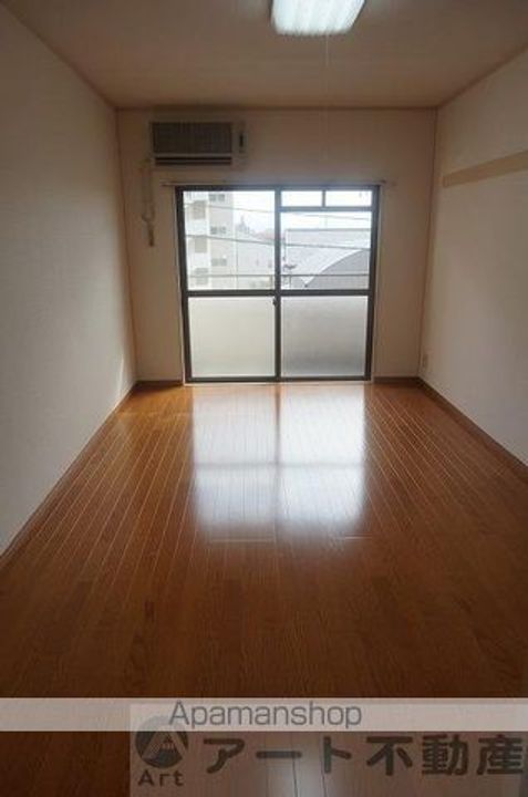 愛媛県松山市小坂1丁目の賃貸マンションの居間