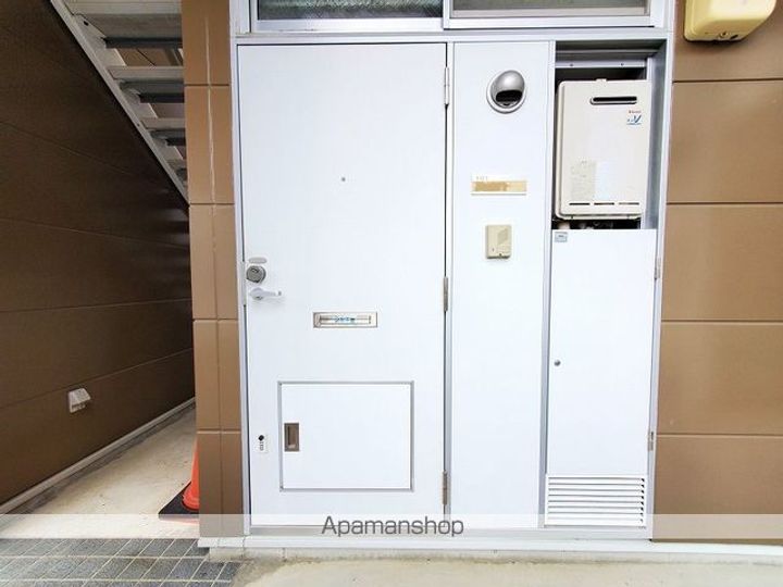 レオパレスDERNIERⅡの玄関