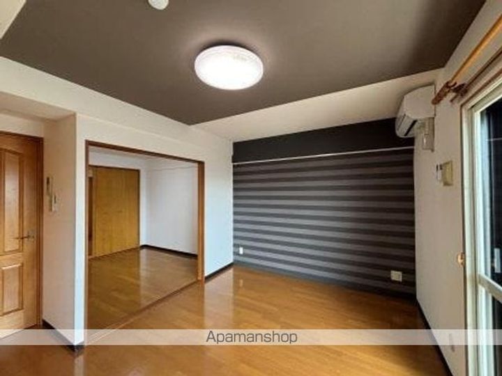 レジュイール東中通の居間