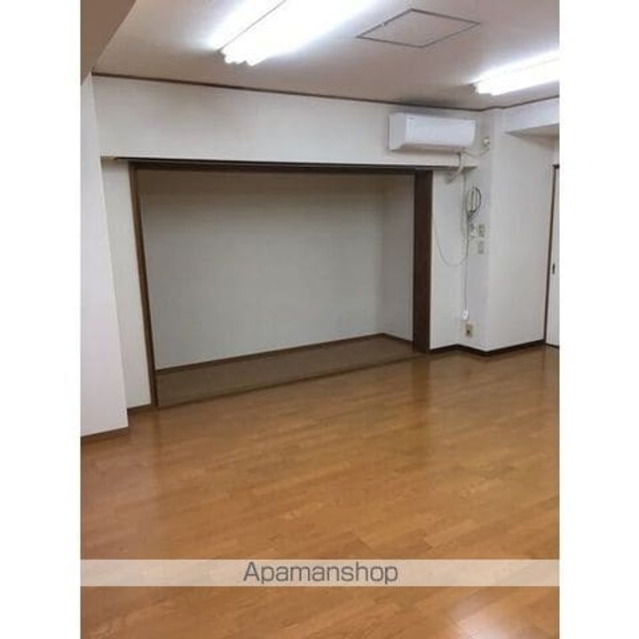 今居ビルの居間