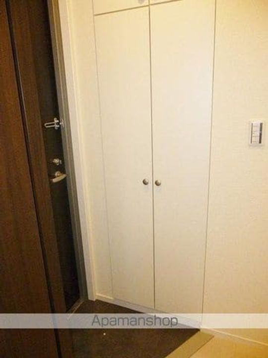 東京都中野区野方1丁目の賃貸マンションの玄関