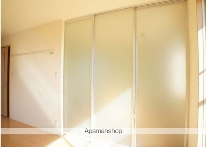 群馬県邑楽郡大泉町西小泉1丁目の賃貸アパートの居間