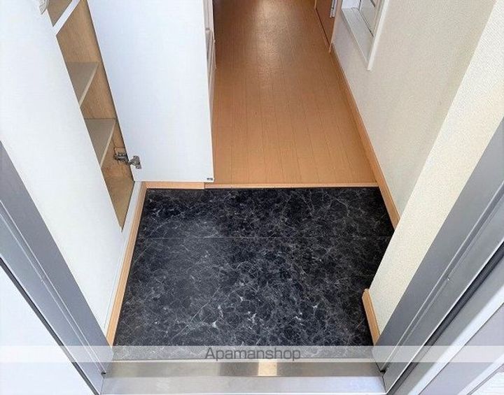 レオパレスエスト逆井の玄関