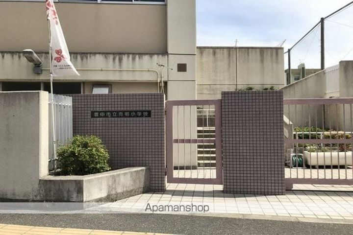 ラークスパ岡町の周辺