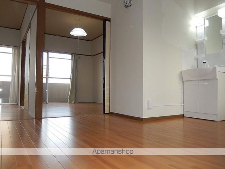 榊原ビルの居間