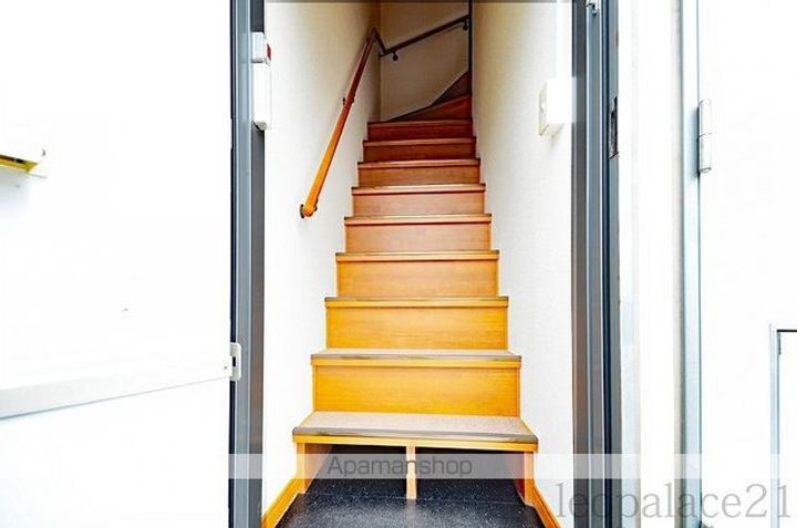 レオパレスブランフルール桜台の玄関