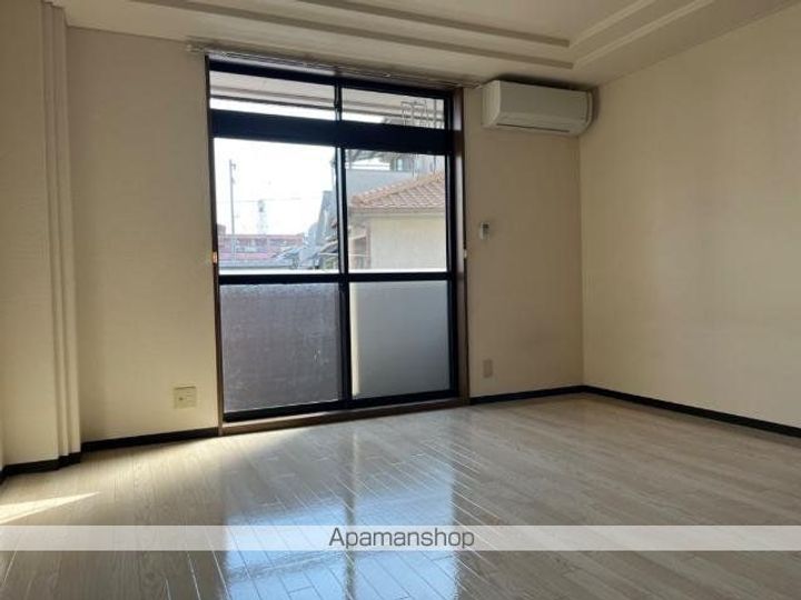 シャルマンハウスの居間