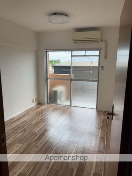 群馬県太田市岩松町の賃貸マンションの居間