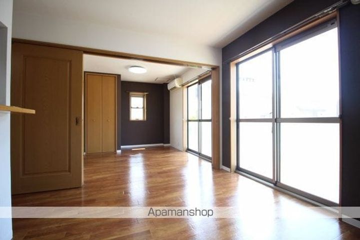 フォブール当新田 A棟101の居間