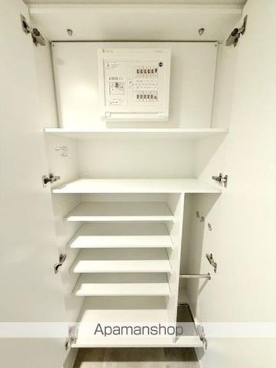 東京都中野区中野1丁目の賃貸マンションの居間
