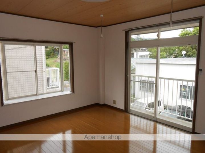 グリーンヒルズA201の居間