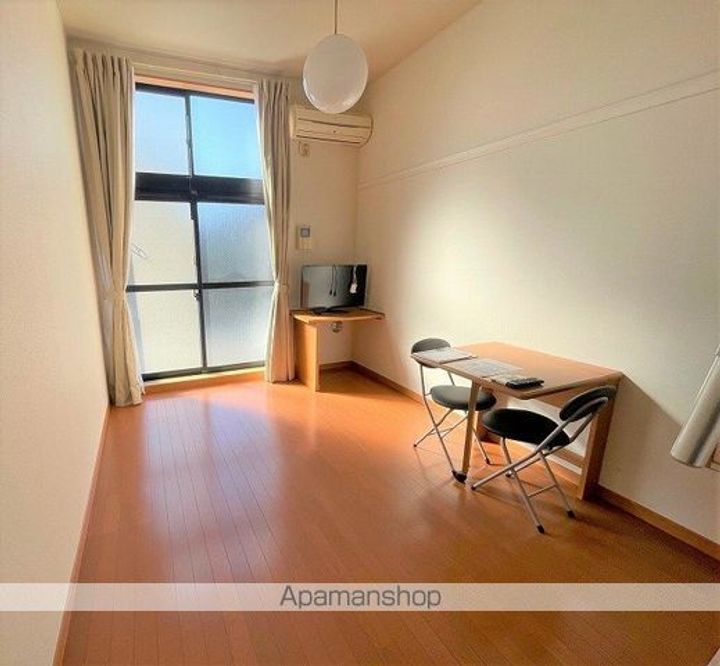 レオパレスワールド中和倉の居間