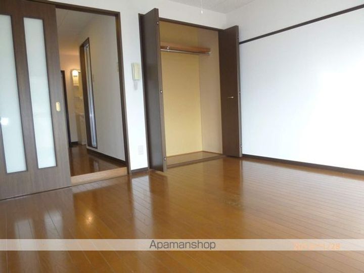 滋賀県守山市伊勢町の賃貸マンションの居間