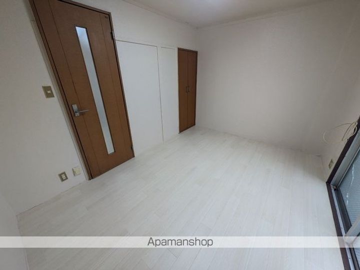 ヴィラナリー太子橋302の居間