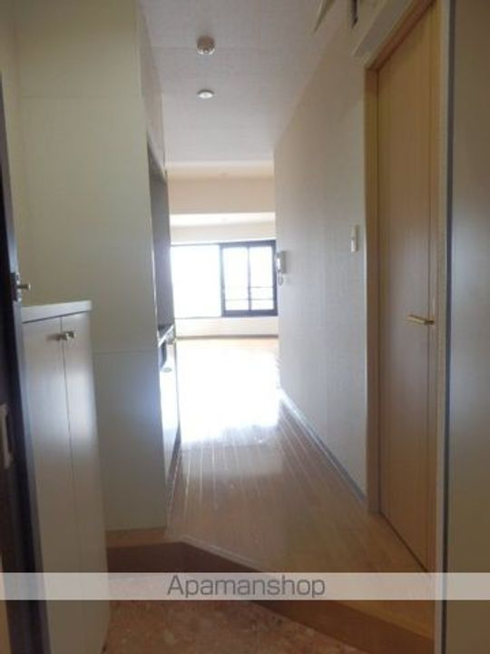 千葉県千葉市中央区問屋町の賃貸マンションの玄関