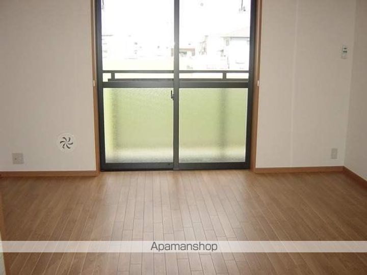 岐阜県岐阜市中鶉3丁目の賃貸アパートの居間