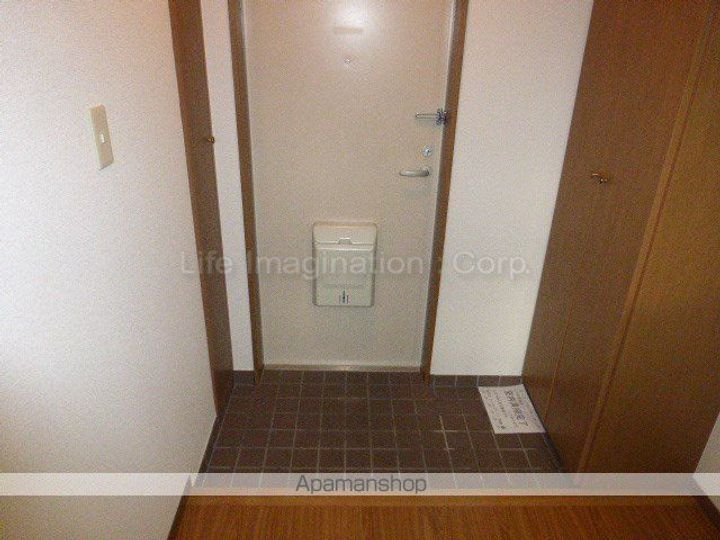 ツインクルフジD棟202の玄関