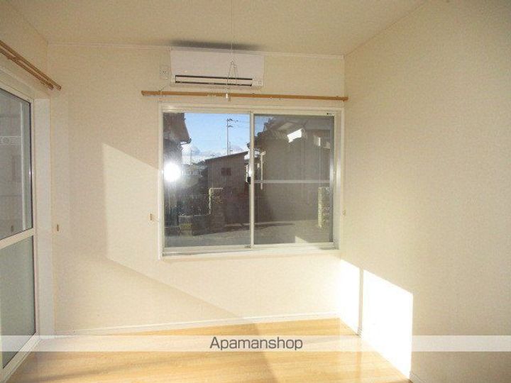 新館アパート101の居間