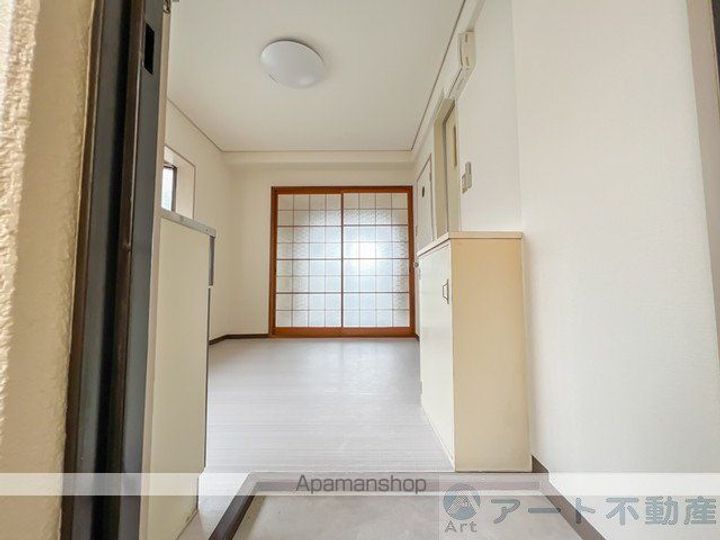 愛媛県松山市鷹子町の賃貸マンションの玄関