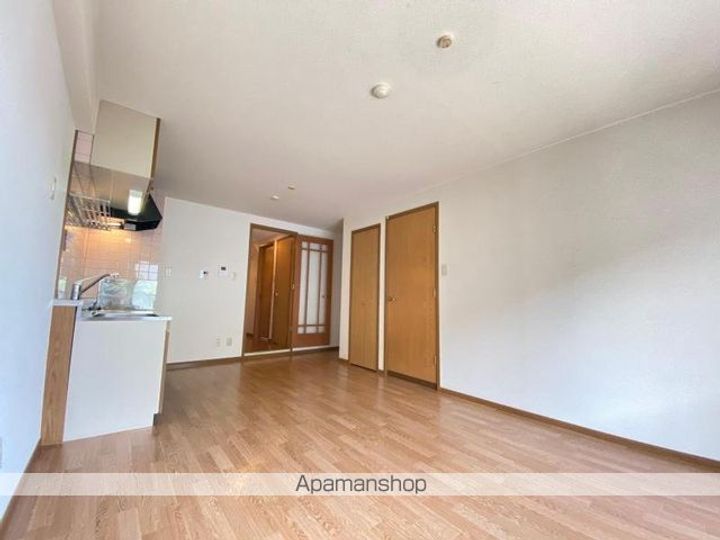 香川県高松市上天神町の賃貸マンションの居間