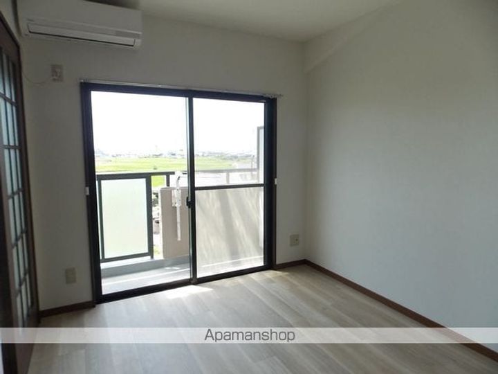 愛知県犬山市大字五郎丸字前畑の賃貸マンションの内装