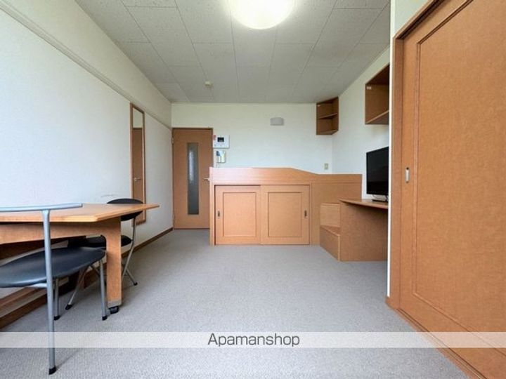 レオパレス若草201の居間