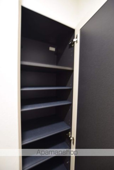 MEZONA旭ヶ丘壱番館101の玄関