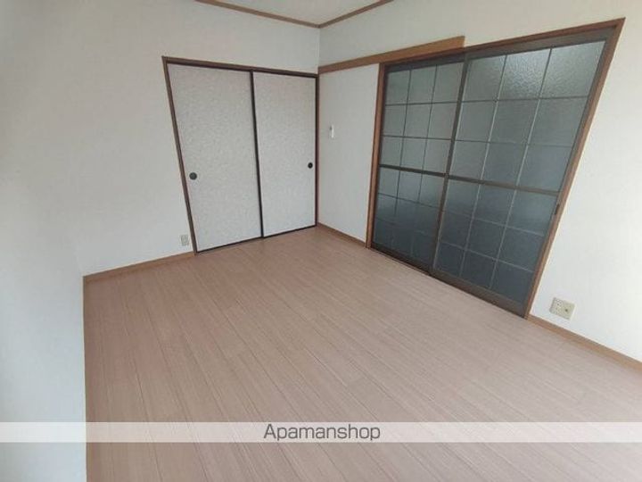愛媛県松山市鷹子町の賃貸アパートの居間