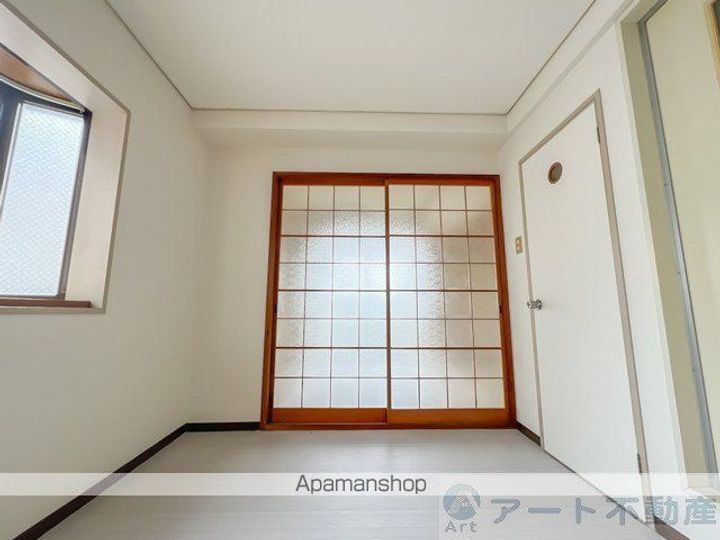 愛媛県松山市鷹子町の賃貸マンションの居間