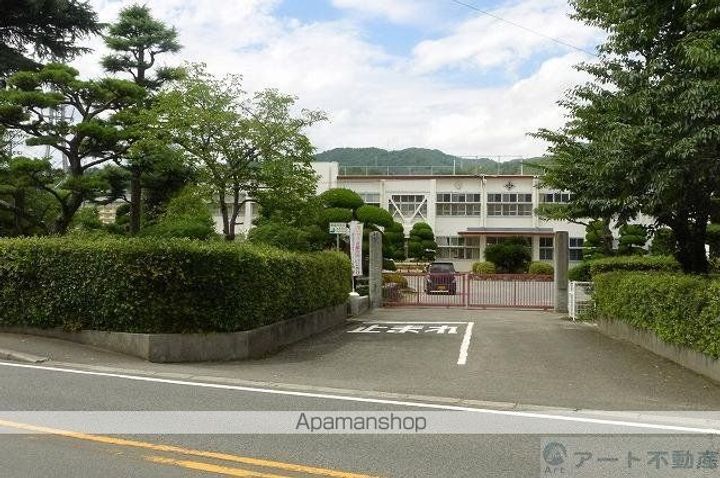 愛媛県東温市志津川南4丁目の賃貸アパートの周辺