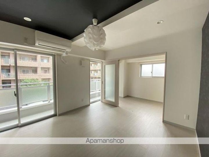 プレシャスタイム中央町ツインタワー南301の居間