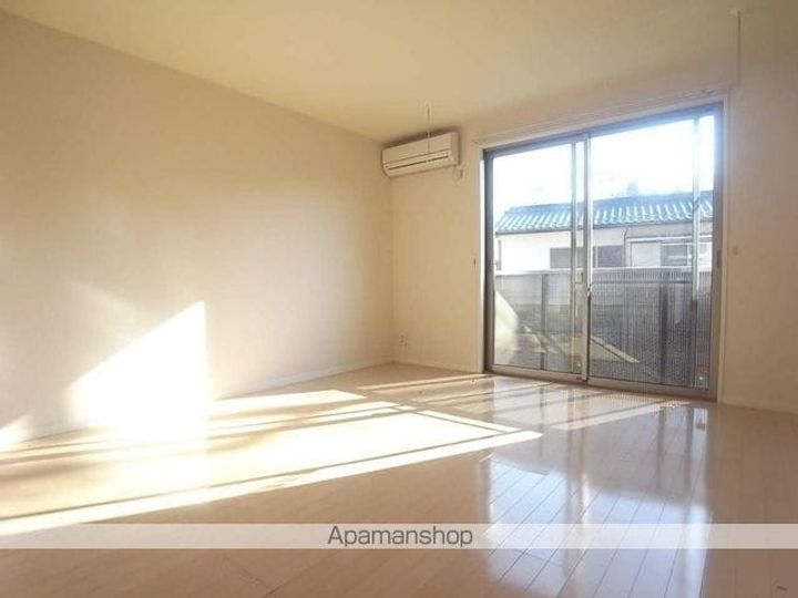 ラ・シエスト108号室の居間