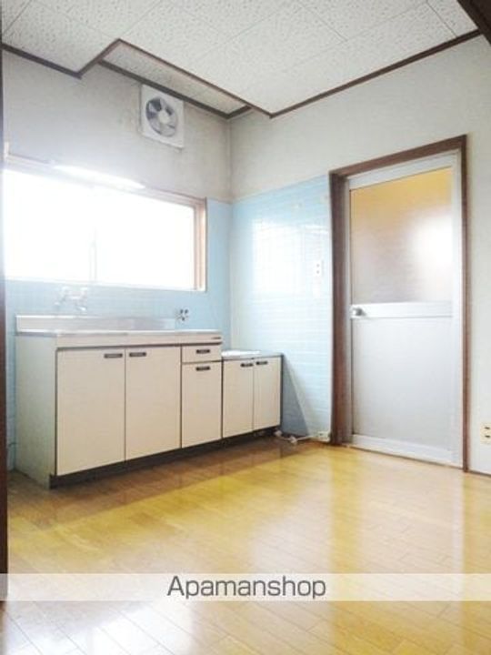 やすらぎビルの居間