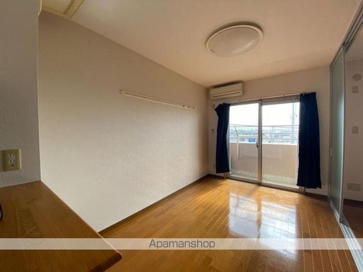 香川県高松市前田東町の賃貸マンションの居間