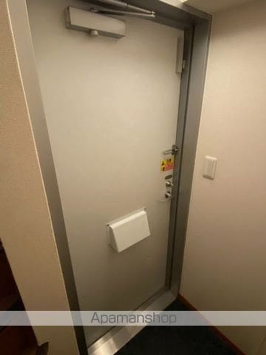 レオパレスかたおか220の玄関