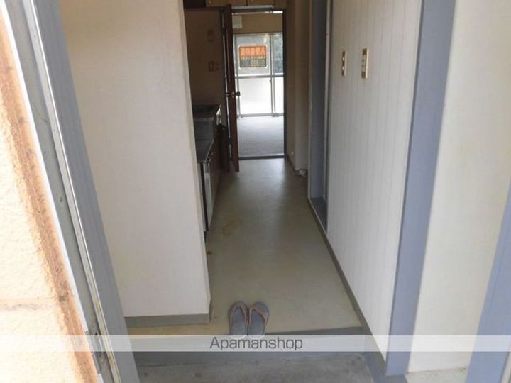 山良コーポの玄関