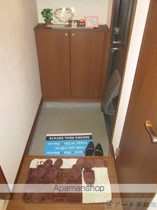 バリュージュK B棟の玄関